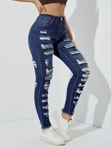 Detailansicht der High-Waist Skinny Jeans mit starken Distressed-Ripped-Effekten