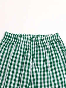 Détail du pantalon en coton vichy vert et blanc avec une taille élastique flexible
