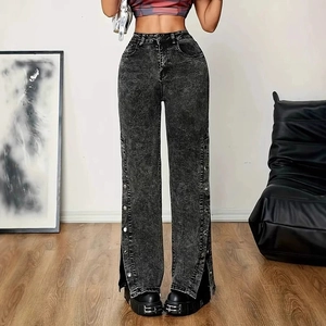 Detailansicht der High-Waist-Jeans mit weitem Bein und seitlichen Metalldruckknöpfen