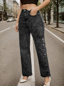 Detail der High-Waist-Jeans mit weitem Bein in Acid-Wash-Grau und Metallknopfleiste