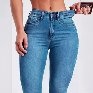 Détail d'un jean skinny taille haute bleu foncé montrant l'élasticité du tissu en denim