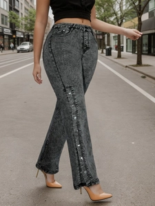 Detail der grauen Acid-Wash-Jeans mit hoher Taille und silberner Knopfleiste an der Seite