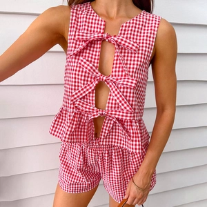 Détail d'ensemble vichy rouge avec haut sans manches à nœuds et short à volants