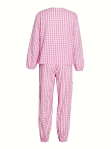 Ensemble de détente rose et blanc à carreaux, haut à manches longues et pantalon, vue de dos