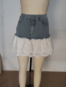 Vue détaillée de la taille en jean patchwork et de l'ourlet en dentelle florale blanche
