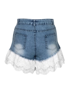 Short sexy en jean bleu clair avec bordure en dentelle blanche et poches arrière