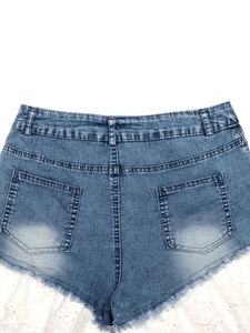 Short en jean pour femme avec dentelle blanche et finition délavée usée tendance