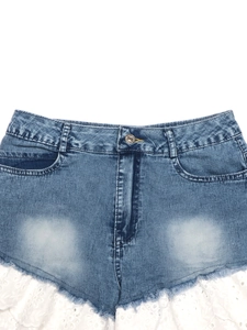 Short en jean bleu sexy avec dentelle blanche et bords francs, vue rapprochée de qualité