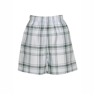 Detail view of the elastic waistband on plaid shorts with high-quality checkered pattern