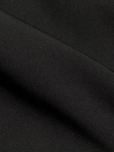 Gros plan du tissu en coton et lin noir montrant une texture de tissage sergé de qualité