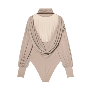Dettaglio del body kaki con elegante schiena scoperta drappeggiata e design a collo alto