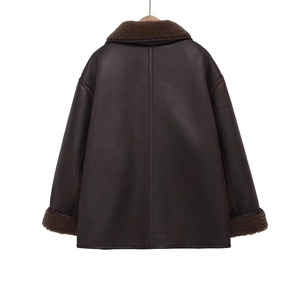 Dettaglio del retro di una giacca marrone scuro in ecopelliccia con effetto pelle