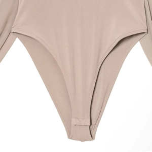 Body chic da donna beige con gamba alta e chiusura con bottoni a pressione