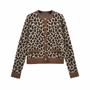 Detail einer Leopard-Strickjacke mit goldenen Knöpfen und braunen Rippbündchen