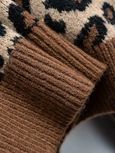 Nahaufnahme der gerippten Bündchen am Cardigan mit Leopardenmuster und dicker Textur