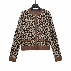 Detail der Strickjacke mit Leopardenmuster, Goldknöpfen und braunem Rippstrick-Besatz