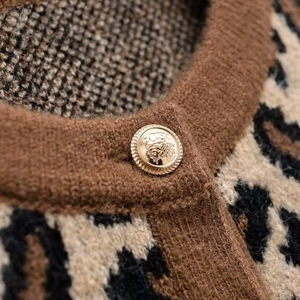 Damen Strickjacke mit Leopardenmuster, Goldknopf und braunem geripptem Strickkragen