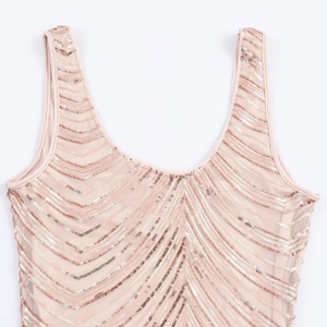 Longue robe élégante à paillettes or rose avec broderie brillante en motif de chevrons