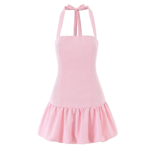 Detail eines rosa-weiß gestreiften Neckholderkleids mit Schleife und Rüschensaum