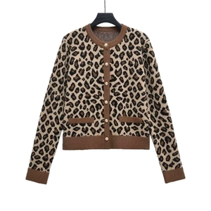 Damen Strickjacke mit Leopardenmuster, goldene Knöpfe und Rippbündchen auf weißem Grund
