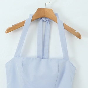 Eng anliegendes Neckholder-Oberteil mit blau-weißen Streifen und flachem Ausschnitt