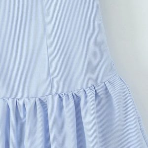 Tailliertes Neckholder-Kleid mit blau-weißen Streifen und Rüschensaum-Detail