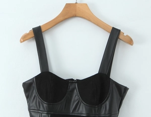 Détails du haut corset en cuir PU noir avec empiècements mats et larges bretelles