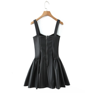 Détail d'une robe en similicuir noir avec encolure carrée et fermeture éclair argentée