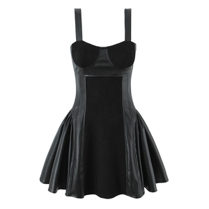 Détail de robe mini vintage française en similicuir noir avec ourlet à plis