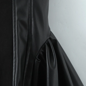 Robe vintage française en cuir PU noir avec empiècements et taille ajustée à bretelles