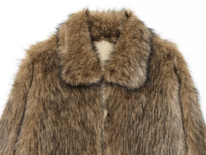 Vue détaillée de la texture de la fourrure synthétique brune et du zip métallique du manteau