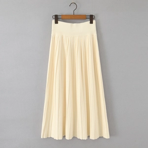 Détail de la jupe plissée en maille crème avec taille élastique côtelée et plis fins