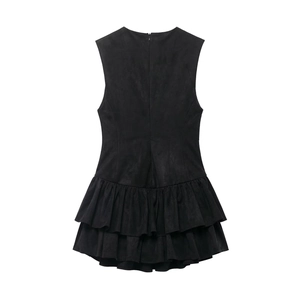 Détail d'une robe noire sans manches avec ourlet à volants et texture suédine