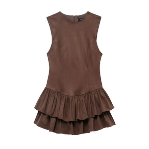 Robe sans manches marron en daim avec un élégant ourlet sirène à double épaisseur de volants