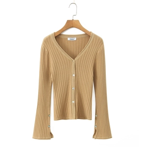 Cardigan en tricot camel pour femmes avec col en V, manches longues et texture côtelée