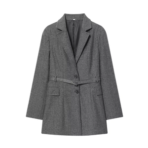 Gros plan du revers d'un manteau en laine grise avec ceinture et œillets métalliques