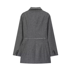 Détails du dos du blazer gris foncé montrant la texture sergé fin et les passants de ceinture
