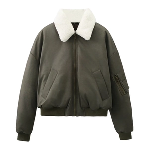 Détails de la veste bomber olive avec col en fourrure blanche et poche zippée sur la manche