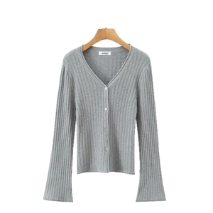 Gilet en maille grise pour femme avec col en V, texture côtelée et manches évasées