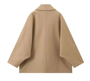 Vue arrière d'une veste ample en laine camel avec revers larges et manches tombantes
