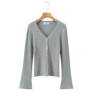 Gilet en maille grise pour femme avec col en V, texture côtelée et manches évasées