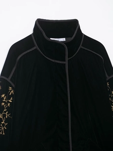 Detailansicht der schwarzen Damen-Samtjacke mit eleganter goldener Blumenstickerei