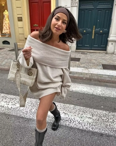 Detail des schulterfreien Strickkleides mit beiger Rippstruktur im Streetstyle-Look
