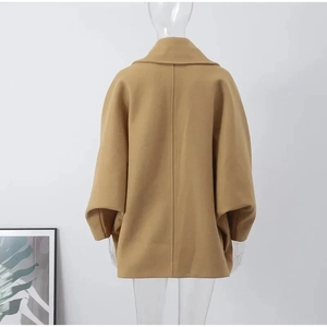 Vue arrière d'une veste en laine camel montrant la coupe ample et la couture centrale