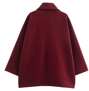 Vue arrière d'une veste en laine bordeaux ample dotée d'un col à revers minimaliste