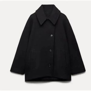Vue détaillée d'une veste noire en laine avec col à revers et fermeture à boutons