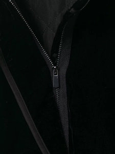 Detail des Metallreißverschlusses und Steppfutters an der schwarzen Samtjacke