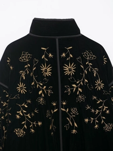 Detaillierte Goldstickerei mit Blumenmustern auf schwarzer Samtjacke mit Stehkragen