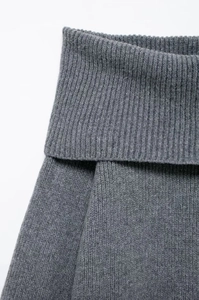 Detailaufnahme des grauen Rippstricks mit Carmen-Ausschnitt und weicher Textur