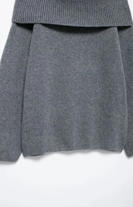 Detailansicht der dunkelgrauen Rippstrick-Textur eines schulterfreien Pullovers